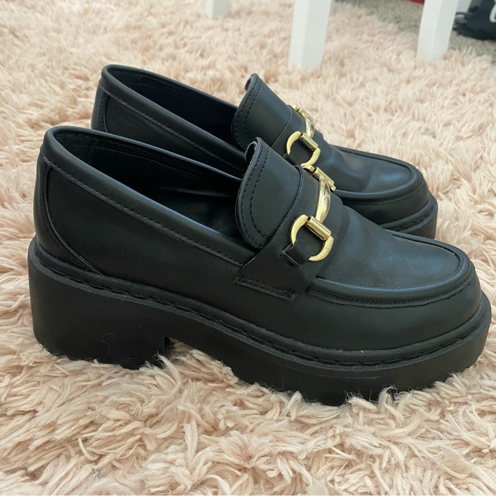 Steve Madden gold accessory black chunky loafers!🖤